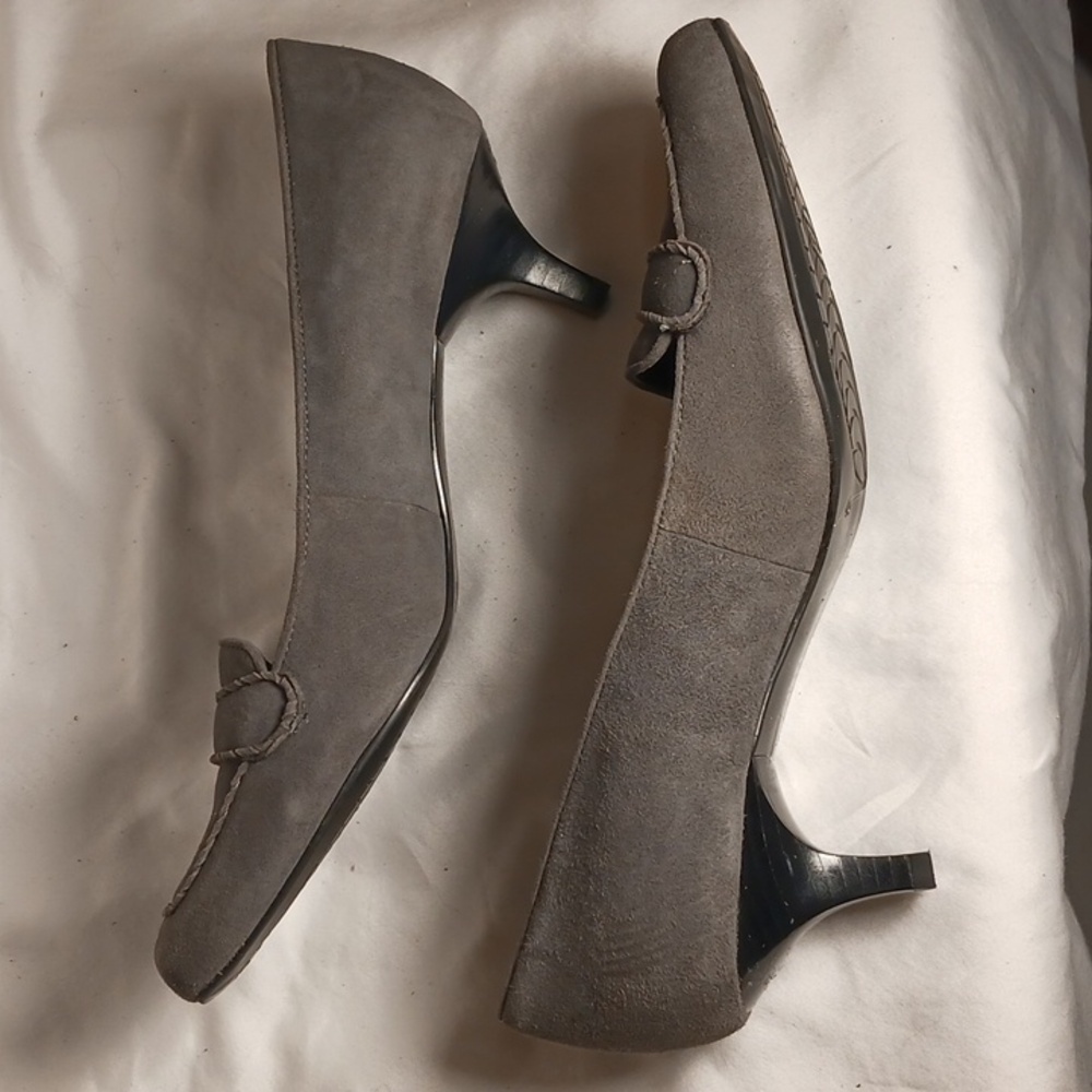 Bandolino Gray Leather Suede Kitten Heel Pumps - Picture 5 of 8